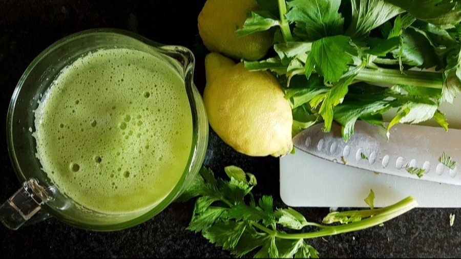 Grüner Smoothie, gelbe Zitrone und Kräuter